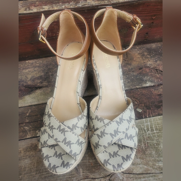 Michael Kors Wedge Sandals. - Picture 4 of 11